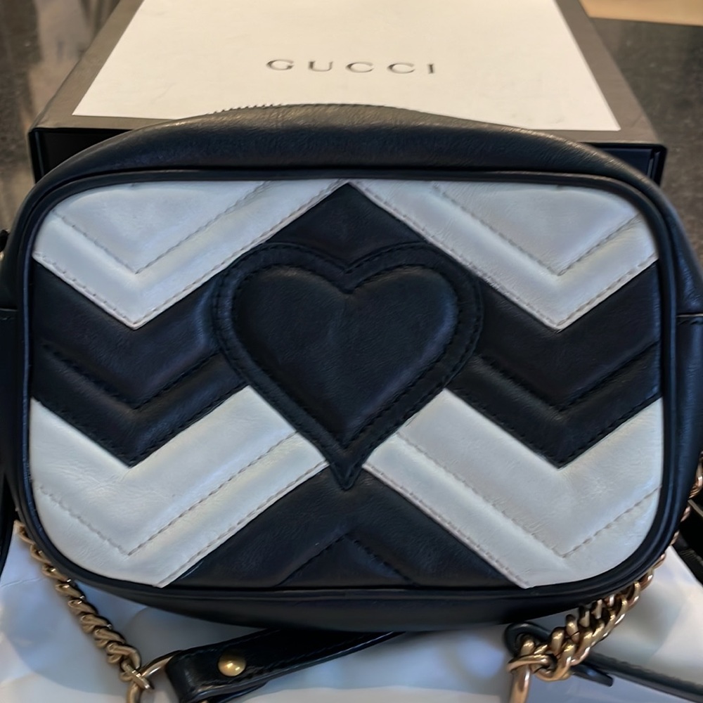GUCCI GG Marmont Camera Crossbody Bag in Two Tone Black/White Chevron - Picture 14 of 15